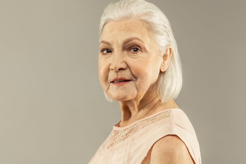 Ritratto di una donna invecchiata positiva allegra immagine stock libera da diritti