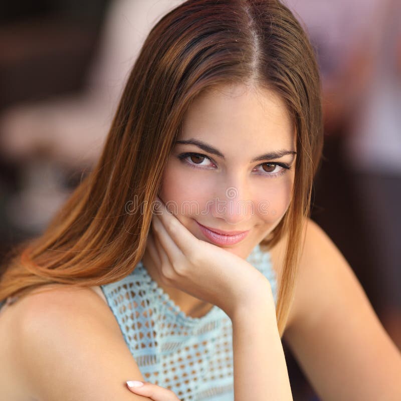 Ritratto di una donna sicura con pelle perfetta fotografia stock libera da diritti Ritratto di una donna sicura con pelle perfetta fotografia stock libera da diritti