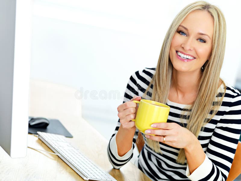 Ritratto di una donna sorridente di caffè e impiegata con computer e rilassamento. professionale e immagini stock