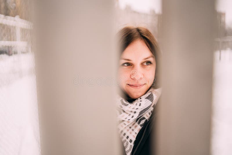Ritratto di una donna sui precedenti del paesaggio della città fotografia stock Ritratto di una donna sui precedenti del paesaggio della città fotografia stock