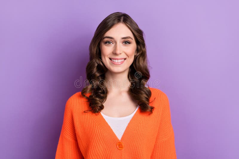 Ritratto di una giovane allegra e soddisfatta, felice signora toothy beaming Smile indossate un maglione arancione godetevi la sua fotografia stock libera da diritti