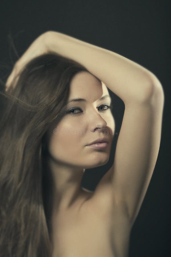 Ritratto di una giovane donna fotografie stock libere da diritti Ritratto di una giovane donna fotografie stock libere da diritti