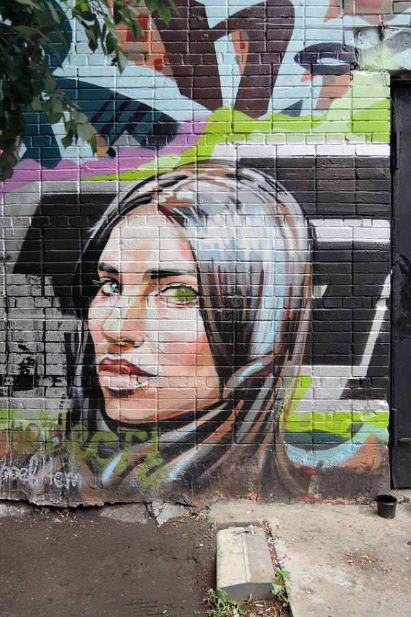 Ritratto di una giovane donna immagine stock libera da diritti