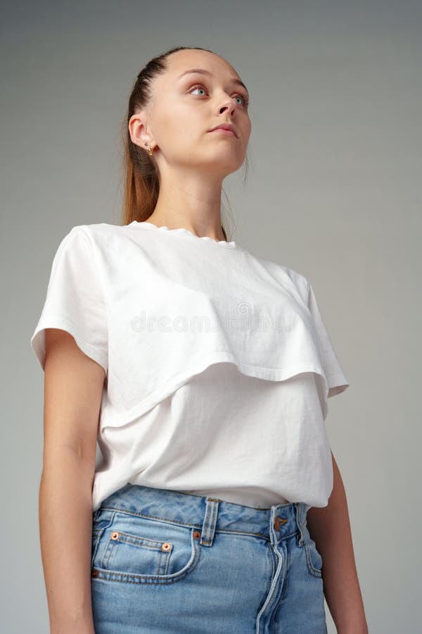 Ritratto di una giovane donna in camicia bianca sullo sfondo grigio fotografie stock libere da diritti