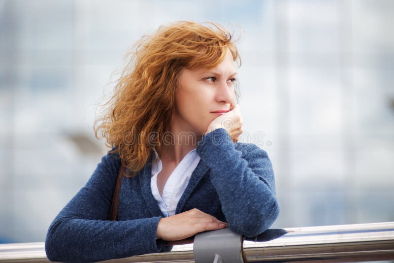 Ritratto di una giovane donna che esamina meditatamente la distanza fotografie stock Ritratto di una giovane donna che esamina meditatamente la distanza fotografie stock
