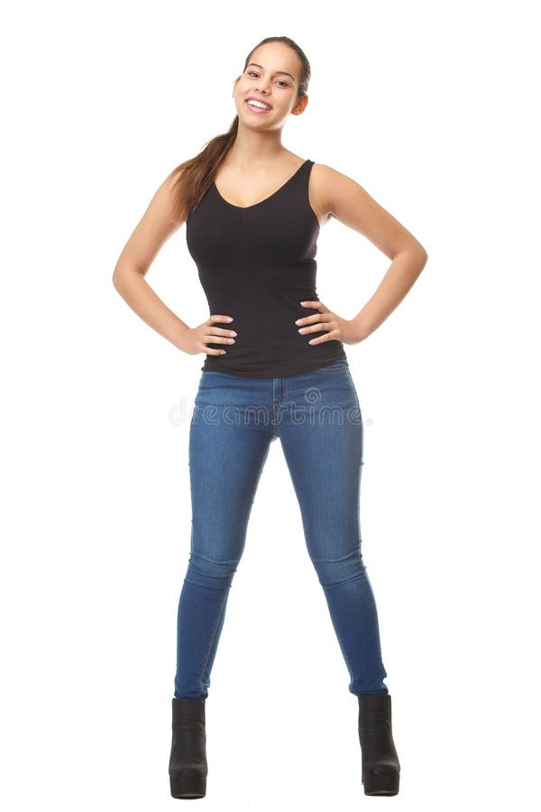 Ritratto di una giovane donna che sorride in blue jeans immagini stock libere da diritti Ritratto di una giovane donna che sorride in blue jeans immagini stock libere da diritti