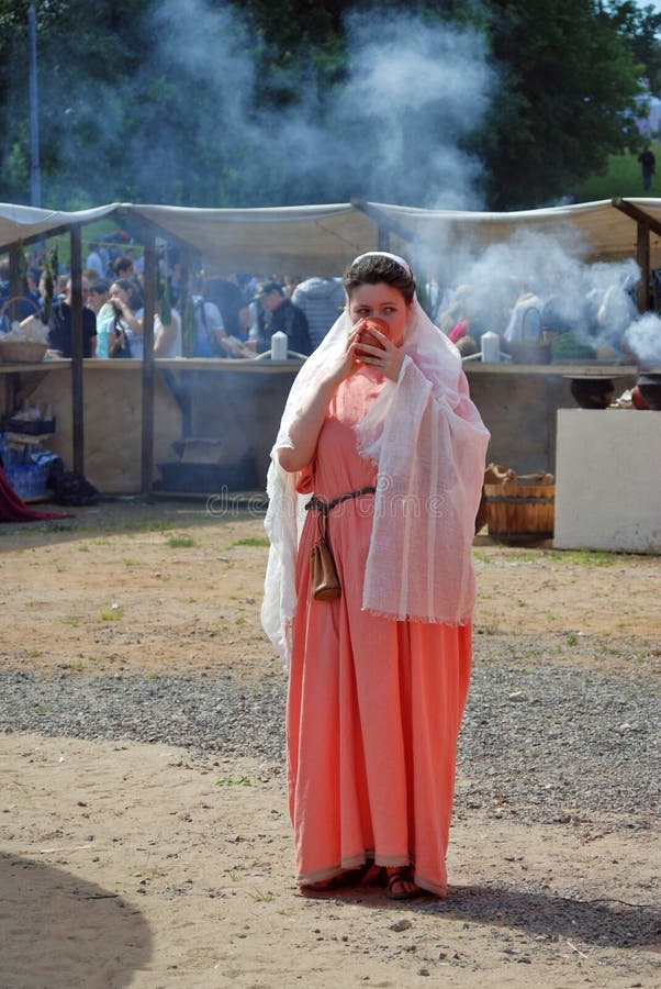 Ritratto di una giovane donna in costume storico fotografie stock
