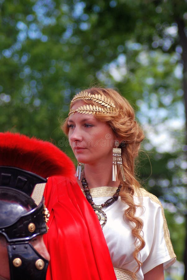 Ritratto di una giovane donna in costume storico fotografia stock