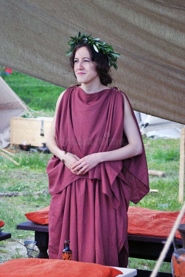 Ritratto di una giovane donna in costume storico fotografia stock