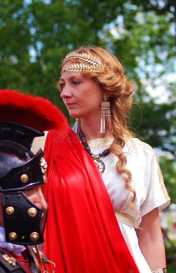 Ritratto di una giovane donna in costume storico immagini stock libere da diritti