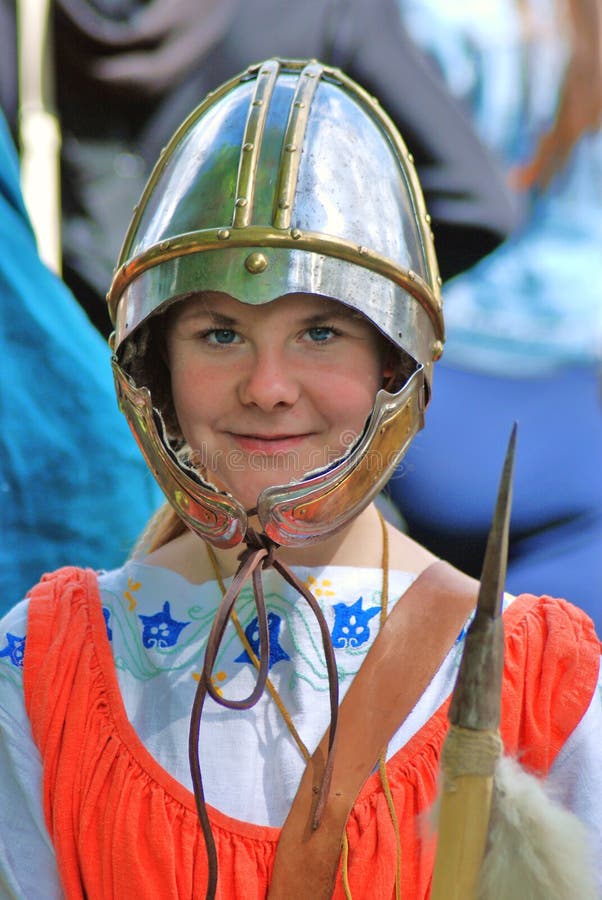 Ritratto di una giovane donna in costume storico immagini stock