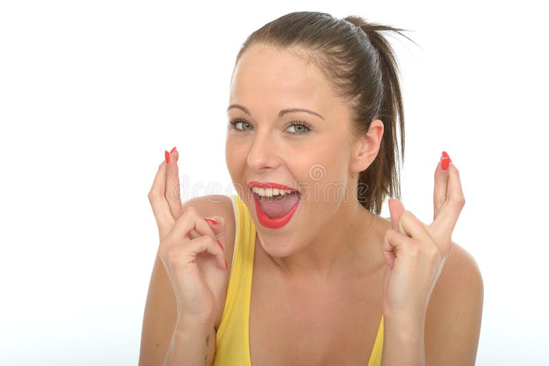 Ritratto di una giovane donna felice con le sue dita attraversate immagine stock libera da diritti Ritratto di una giovane donna felice con le sue dita attraversate immagine stock libera da diritti