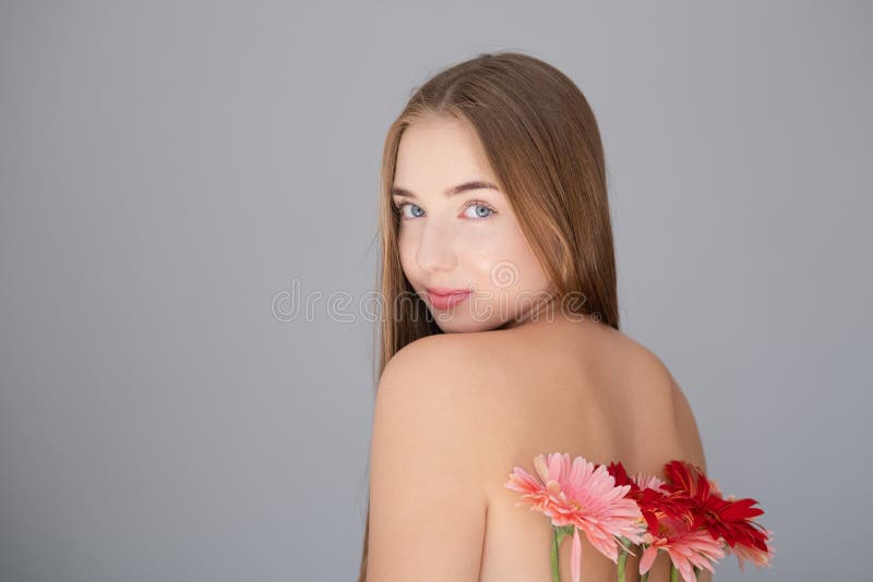 Ritratto di una giovane donna graziosa con fiori di crisantemo rosa e rosso fotografia stock libera da diritti