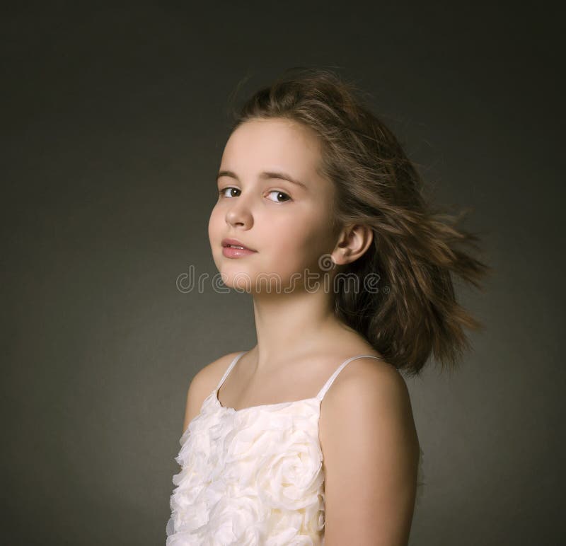 Ritratto di una giovane ragazza fotografia stock libera da diritti
