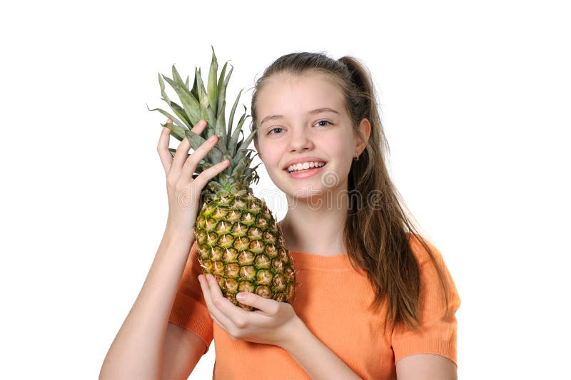 Ritratto di una ragazza allegra con un ananas in sue mani fotografia stock libera da diritti Ritratto di una ragazza allegra con un ananas in sue mani fotografia stock libera da diritti