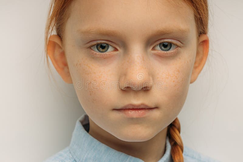 Ritratto di una ragazza caucasica seria con capelli rossi isolati