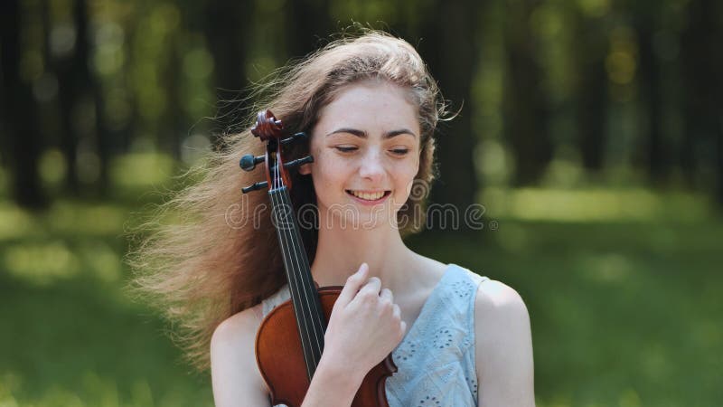 Ritratto di una ragazza con il violino. fotografia stock