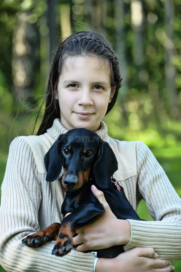 Ritratto di una ragazza con un dachshund immagini stock Ritratto di una ragazza con un dachshund immagini stock