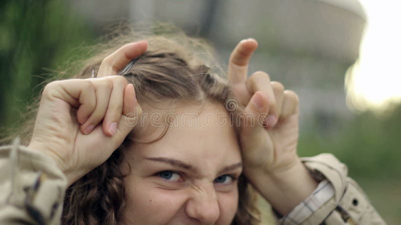 Ritratto di una ragazza divertente