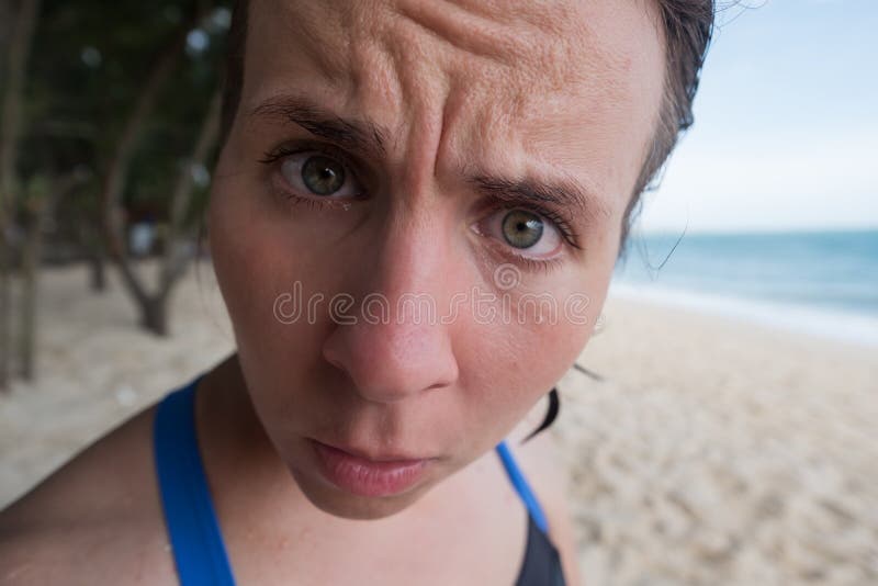 Ritratto di una ragazza divertente Ha capelli bagnati dopo il bagno ed esamina la macchina fotografica nella sorpresa immagine stock libera da diritti Ritratto di una ragazza divertente Ha capelli bagnati dopo il bagno ed esamina la macchina fotografica nella sorpresa immagine stock libera da diritti
