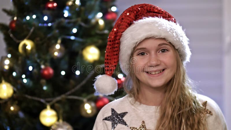 Ritratto di una ragazza felice, ragazza felice e felice, che si gode la festività della festa all'albero di natale a casa.