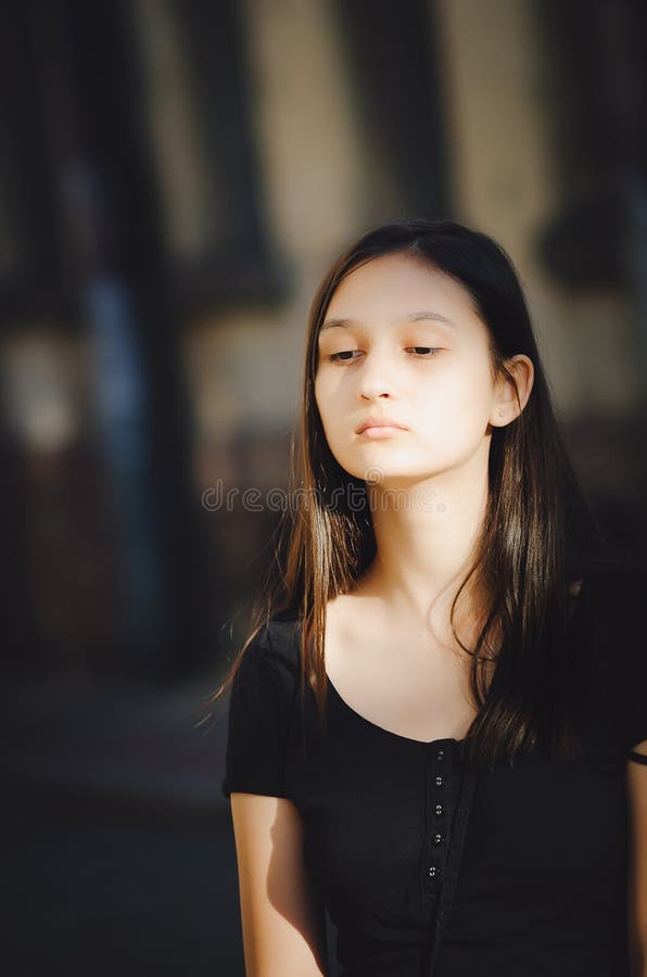 Ritratto di una ragazza graziosa, primo piano Foto verticale fotografia stock Ritratto di una ragazza graziosa, primo piano Foto verticale fotografia stock