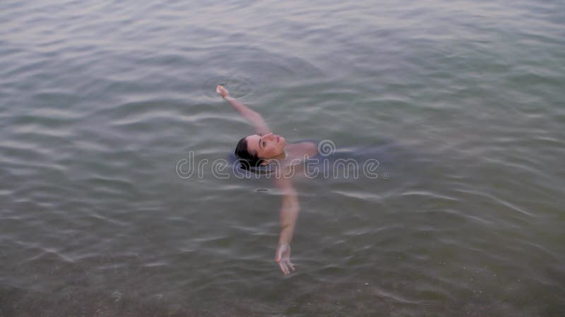Ritratto di una ragazza in mare stock footage