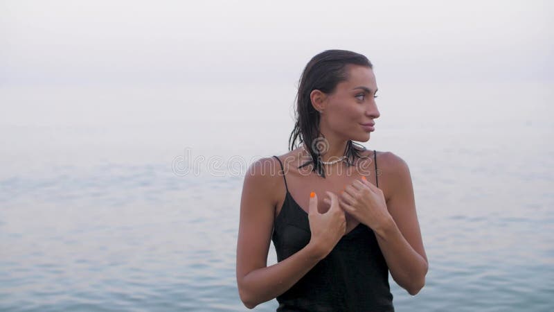 Ritratto di una ragazza in mare video d archivio