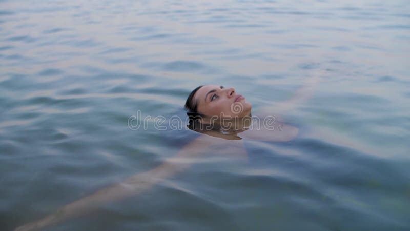 Ritratto di una ragazza in mare stock footage