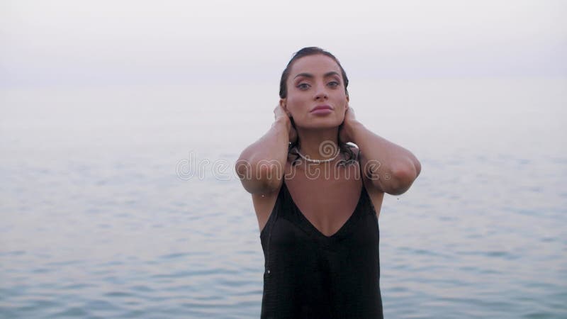 Ritratto di una ragazza in mare archivi video