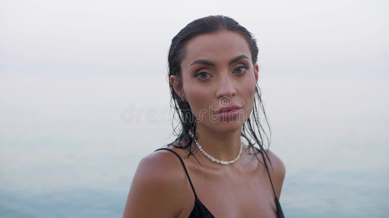 Ritratto di una ragazza in mare video d archivio