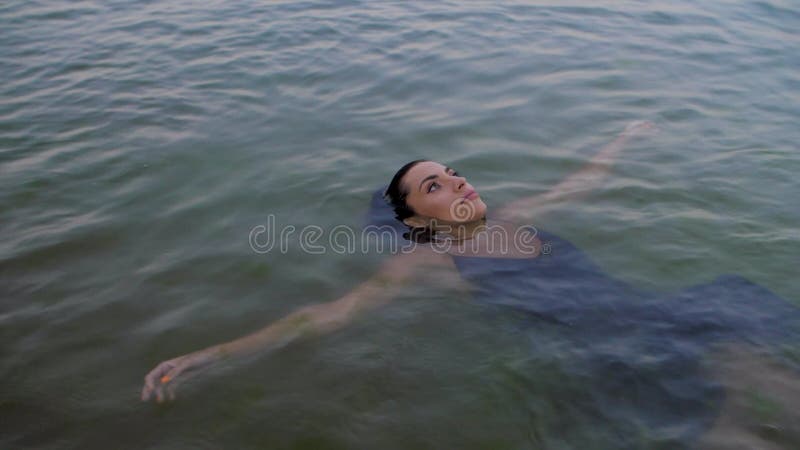 Ritratto di una ragazza in mare video d archivio