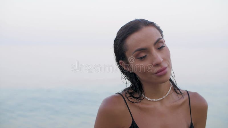 Ritratto di una ragazza in mare video d archivio