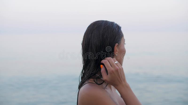 Ritratto di una ragazza in mare stock footage