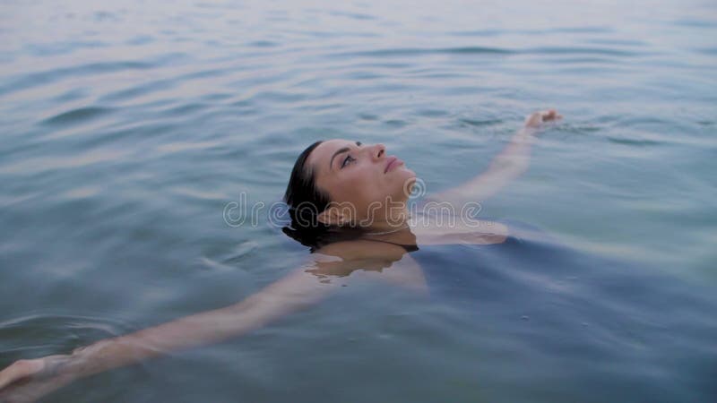 Ritratto di una ragazza in mare video d archivio