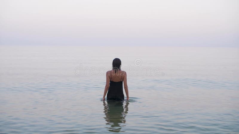 Ritratto di una ragazza in mare stock footage