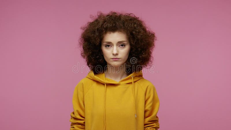 Ritratto di una ragazza seria, con i capelli ben voluti, calma, senza guardare la telecamera con un'espressione attenta