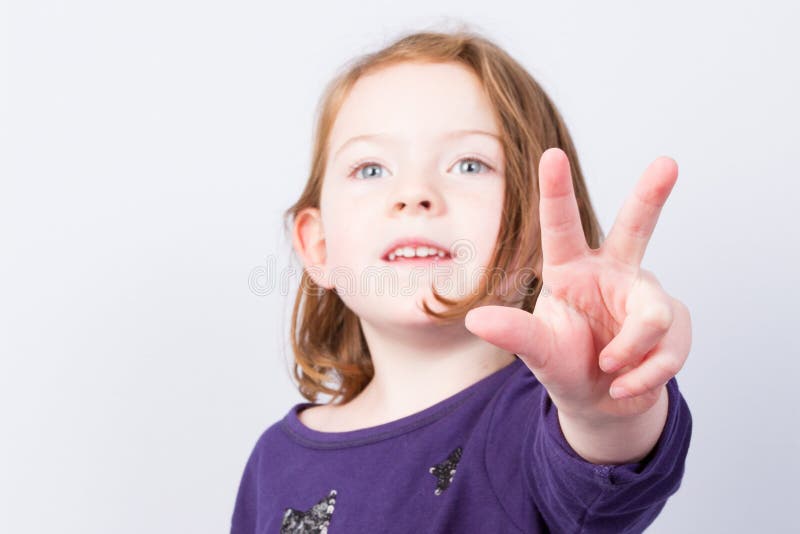 Ritratto di una ragazzina carina di 3 anni fotografia stock libera da diritti Ritratto di una ragazzina carina di 3 anni fotografia stock libera da diritti