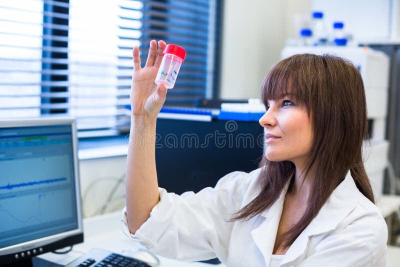 Ritratto di una ricerca d'avanzamento del ricercatore femminile in un laboratorio di chimica fotografia stock libera da diritti