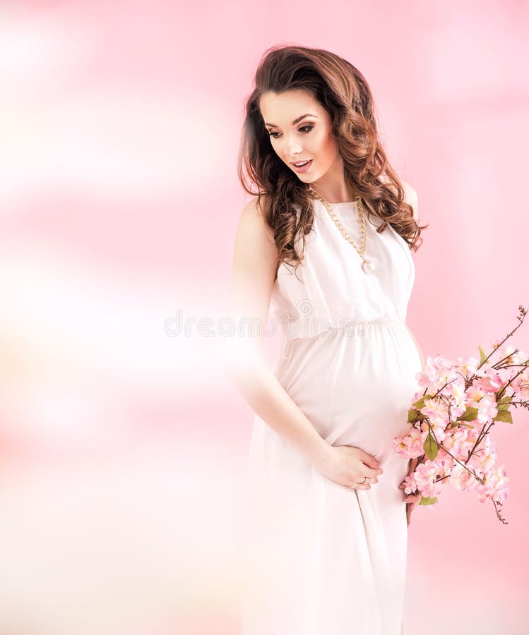 Ritratto di una signora incinta allegra