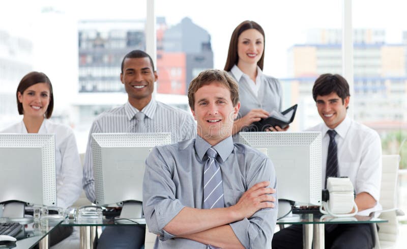 Ritratto di una squadra positiva di affari sul lavoro fotografia stock libera da diritti Ritratto di una squadra positiva di affari sul lavoro fotografia stock libera da diritti