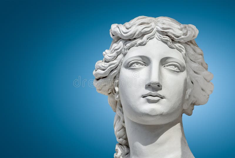 Ritratto di una statua di giovani belle donne sensuali di era di rinascita a Vienna al fondo blu di pendenza regolare, Austria