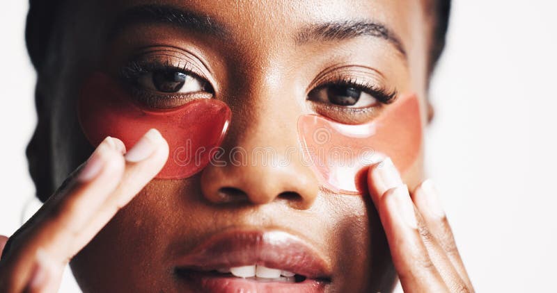 Ritratto e occhiature per donne nere con maschera o idratazione su sfondo bianco. Faccia, donna o modello immagini stock