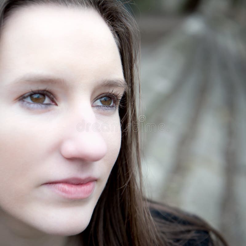 Ritratto esterno del primo piano di donna abbastanza giovane fotografie stock Ritratto esterno del primo piano di donna abbastanza giovane fotografie stock