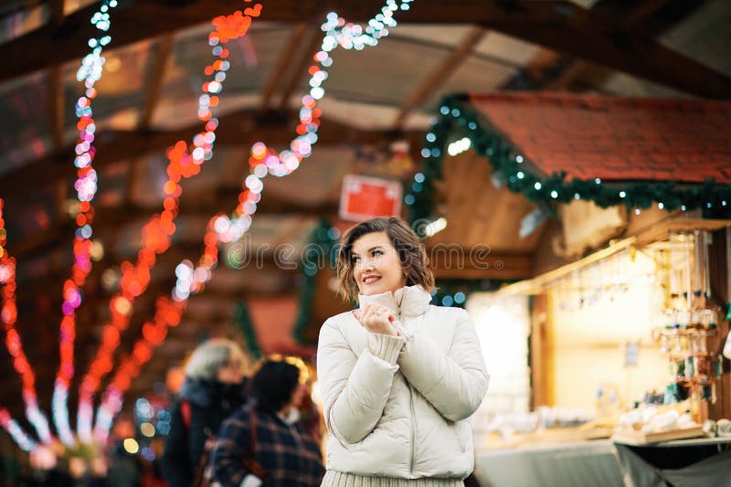 Ritratto esterno di bella ragazza immagine stock