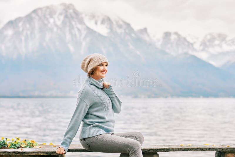 Ritratto esterno di bella ragazza fotografie stock