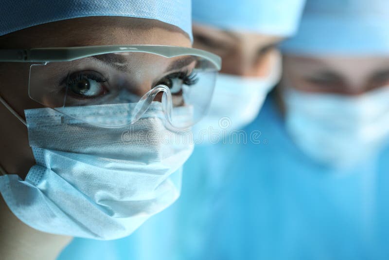 Ritratto femminile del chirurgo che guarda in camera