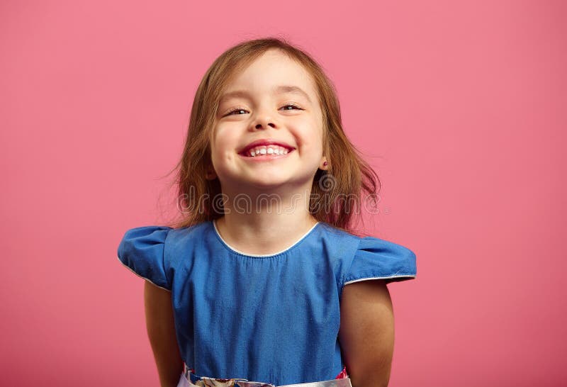 Ritratto femminile di un bambino incantante di tre anni con un bello sorriso fotografie stock libere da diritti