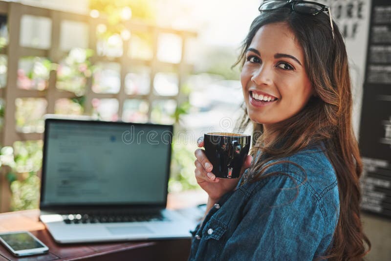 Ritratto femminile e portatile in caffetteria come scrittrice freelance per revisione di articoli o email. viso femminile e immagini stock
