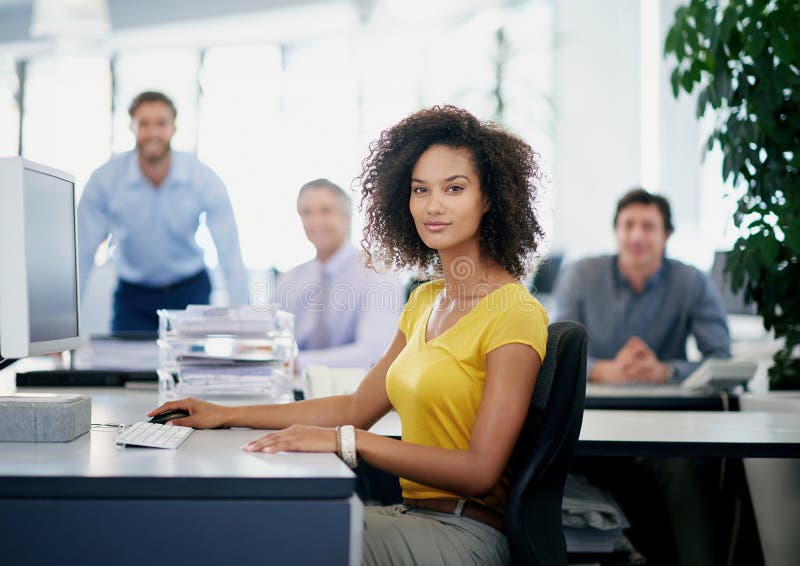 Ritratto femminile e sorriso in ufficio con il computer per la ricerca sui contratti di lavoro come risorse umane. donna fotografia stock